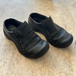 Size 9 women’s Keen shoes.